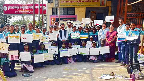 सासवडमध्ये कागदावर साकारले रंगांचे जग