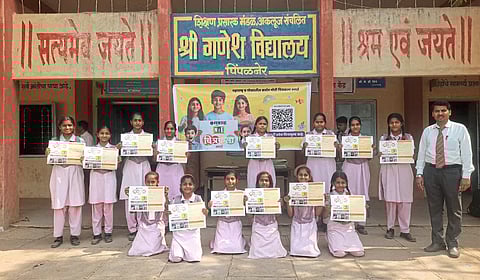 पिंपळनेर येथील केंद्रात सकाळ चित्रकला स्पर्धेस उत्स्फूर्त प्रतिसाद; रंग रेषाच्या दुनियेत रमले विदयार्थी