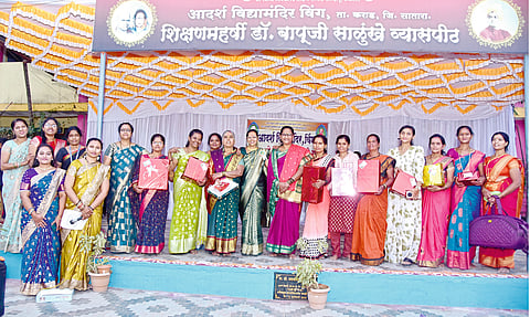 विंग. खेळ पैठणीच्या कार्यक्रमात रेखा पाटील विजेत्या