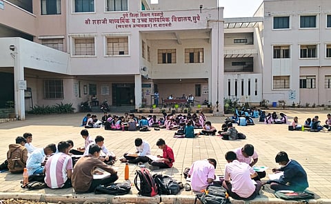 सुप्यात सनईच्या सूरात रेखाटले चित्र