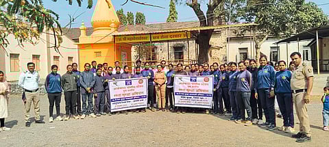 आळे येथील विद्यार्थ्यांना
वाहतूक सुरक्षेचे मार्गदर्शन