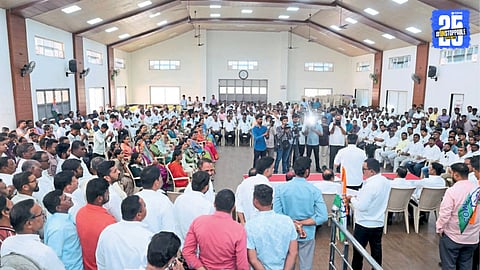Congress leaders interacting with aspirants during Zilla Parishad candidate