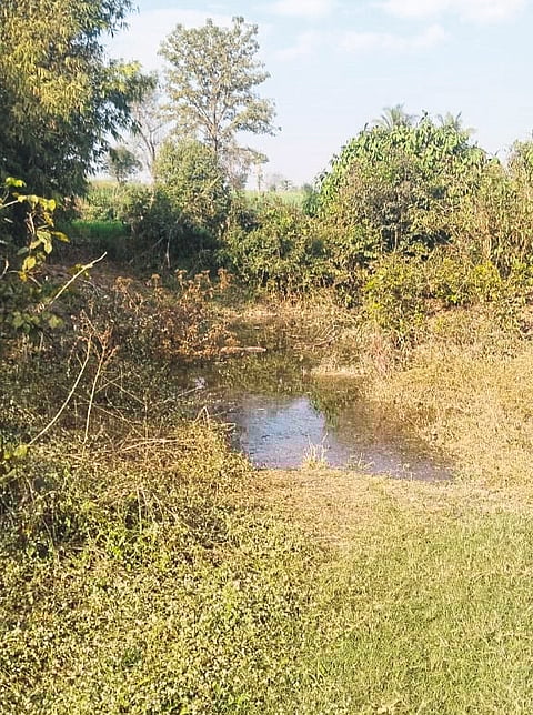 विंग. आणे येथील वांग्यावरील बंधाऱ्यातील भोगीचे पाणी देसाई मळ्याकडे जाणारा रस्त्यावर उतरल्याने गैरसोय