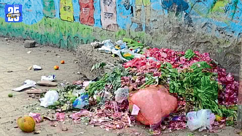 jaysingpur-garbage-footpath-cleanliness-message-civic-failure