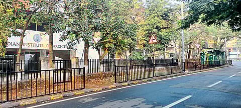 पदपथावर शासकीय अतिक्रमण