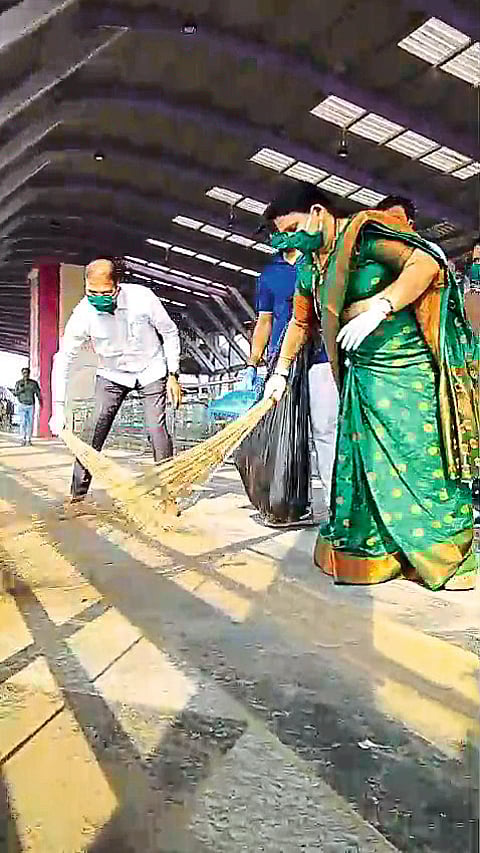 झाडू हातात घेऊन नगराध्यक्षा रस्त्यावर