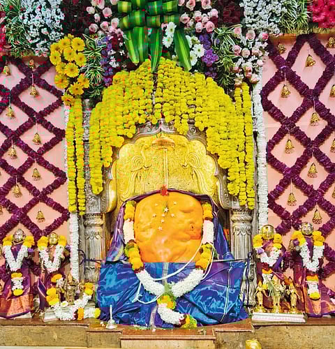 महागणपतीच्या गाभाऱ्यात दरवळला सुगंध