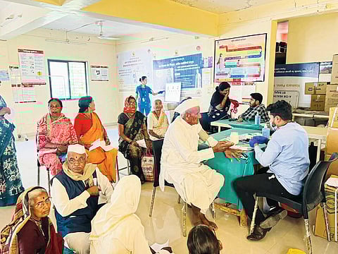 आळे येथे १७८ नागरिकांची नेत्र तपासणी