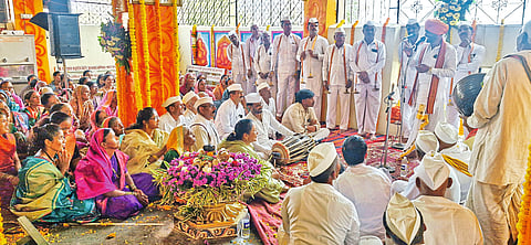 ढुंढीविनायकाच्या गाभाऱ्यात फुलांची सजावट