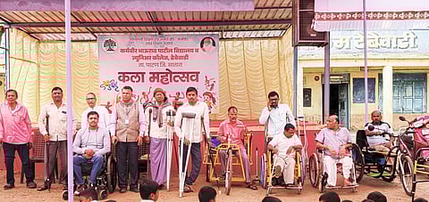 ढेबेवाडी दिव्यांगांच्या मदतीला दिव्यांगच धावले