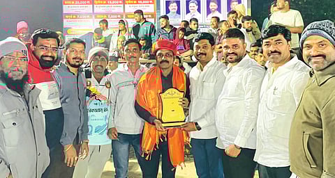 ‘वेहेरगाव क्रिकेटरत्न’ पुरस्काराने
शैलेश वहिले यांचा गौरव