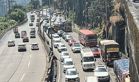 बोरघाटात वाहनांच्या ‘मैलभर’ रांगा