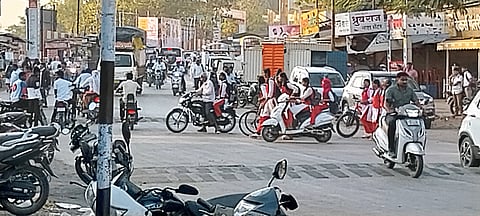 दामाजी चौकात स्कायवॉकची मागणी वाहतुकीची मोठी कोंडी; विद्यार्थी अन् नागरिकांसाठी धोकादायक चौक