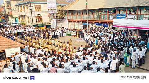 भोरमध्ये महाराष्ट्र गीताचे गायन