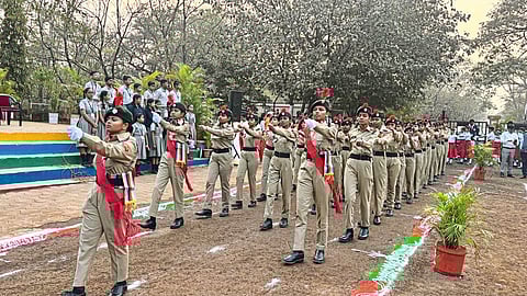 देशभक्तीपर गीतांनी गुंजले शाळांचे प्रांगण