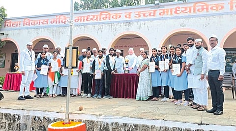 निमगाव म्हाळुंगीत
गुणवंतांचा सत्कार