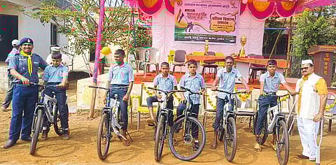 आहुपे आश्रमशाळेत
विद्यार्थ्यांना सायकल भेट