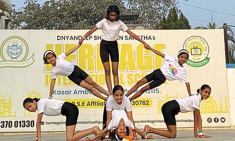 हेरिटेज स्कूलमध्ये योगासने