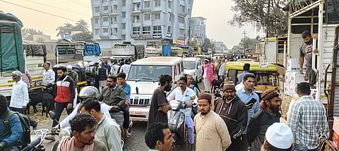 मलकापूर कराड -नांदलापूर मार्केटयार्ड-नांदलापूर मार्गावर दोन तास वाहतूक कोंडी झाली होती.