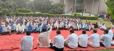 आठवणी जागविताना कार्यकर्त्यांना हुंदके आवरेनात