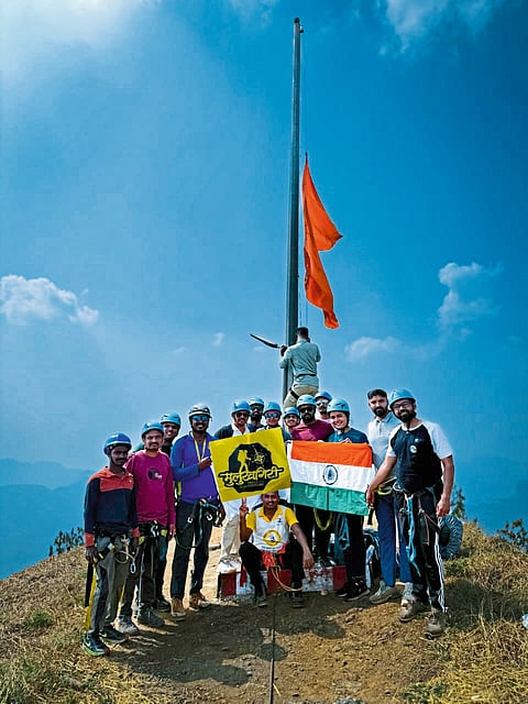 मसूर : मसूरचा मावळा अजित निकम यांच्या नेतृत्वाखाली लिंगाणा सुळका यशस्वी सर ( चौकट आवश्यक आहे)