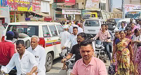 गोंदवल्यात वाहतूक कोंडी