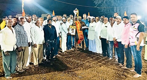 विंग कोळेत घाडगेनाथ वार्षिक यात्रेनिमित्त कुस्ती मैदानात पैलवान धनाजी कोळी प्रथम क्रमांकाचा विजेता