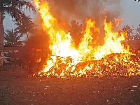आगीत मालट्रक जळून खाक ; सुमारे ६० लाखांचे नुकसान : शिवडे हद्दीच्या ढाब्यावरील घटना