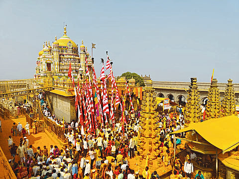 खंडोबा मंदिराच्या शिखराला टेकल्या मानाच्या काठ्या