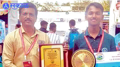 Aniruddha Desai showcasing his sustainable farming robot at the state science exhibition.