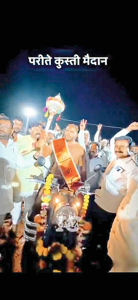 परितेच्या श्री भैरवनाथ केसरीचा जयदिप पाटील मानकरी: बुलेट मोटारसायकल सह चांदीची गदा बक्षीस; यात्रेनिमित्त कुस्ती स्पर्धा, कुस्ती प्रेयसीची गर्दी