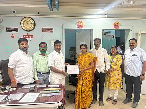 खंडाळा - शिक्षक बँकेमार्फत इंदुमती मदने यांना साडेआठ लाखाची मदत