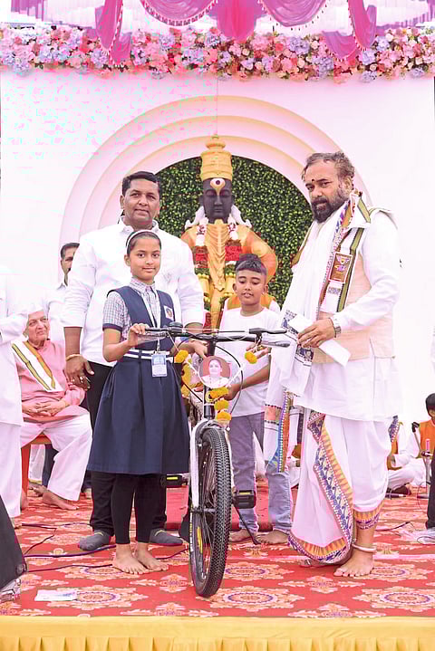 आईच्या स्मरणार्थ विद्यार्थ्यांना सायकल वाटप