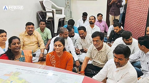 BJP workers staging a sit-in protest at Shrirampur Municipal Council demanding action over lake pollution.
