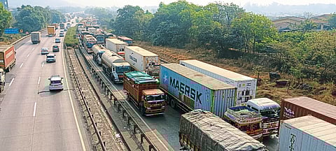 बोरघाटातील वाहतूक ४४ तासांनंतर पूर्वपदावर