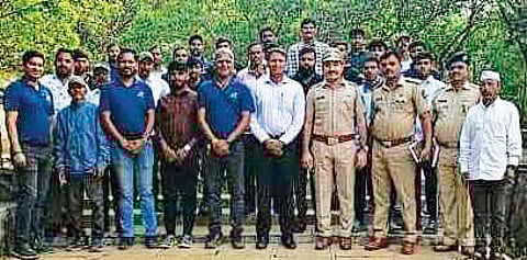 आदरवाडी येथे युवकांना
वनविभागातर्फे प्रशिक्षण