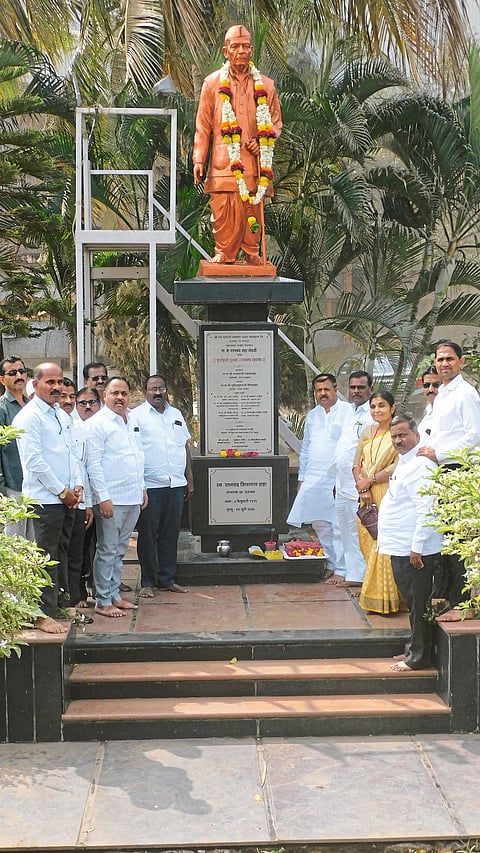 दामाजी कारखान्यावर स्व।रतनचंद शहा यांचे १०६ व्या जयंतीनिमीत्त अभिवादन