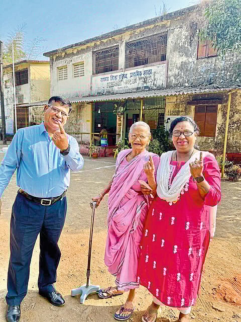 बोहल्यावर चढण्यापूर्वी नवरदेवाचे मतदान तर 95 वर्षी आजींचा देखील उत्साह