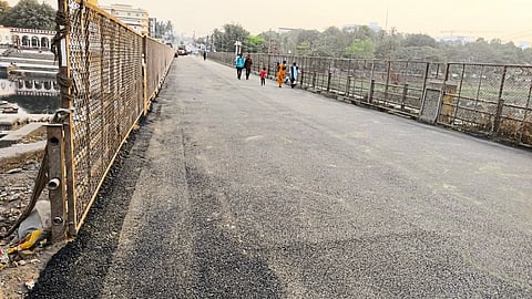 आळंदी नदीपुलावरील रस्त्याचे डांबरीकरण पूर्ण