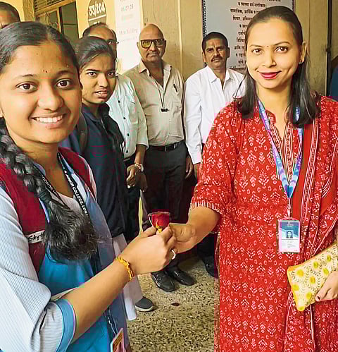 बारावीच्या परीक्षेसाठी आलेल्या परीक्षार्थींचे गुलाबपुष्प देत स्वागत - छायाचित्र