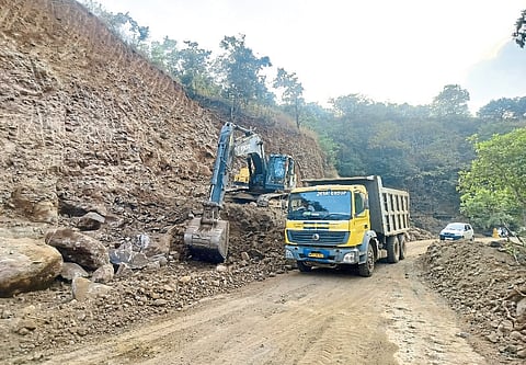 कास - कुसुंबी कोळघर रस्त्यावरील शेतकऱ्यांच्या जमिनींचे अतोनात नुकसान....