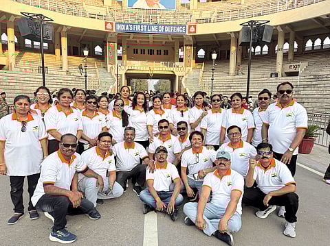 कोळवाडी येथील माजी विद्यार्थ्यांची
स्नेहमेळाव्यानिमित्त विमान सहल