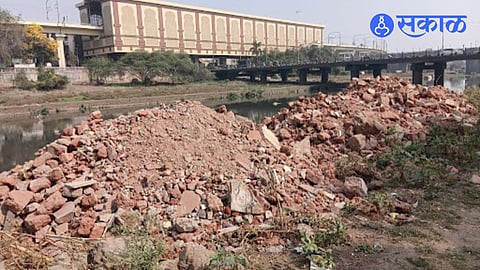 Pune Tilak Bridge river debris action