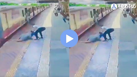 Viral Video : देवदूत बनून धावला टीसी, वृद्ध महिला प्रवाशाचे वाचवले प्राण, पाहा काळजाचा ठोका चुकवणारा व्हिडिओ