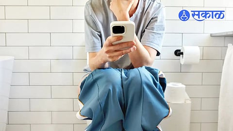 Smartphone Care Tips : मोबाईल बाथरूममध्ये घेऊन जाताय? मग लवकरच भंगार होईल तुमचा फोन, आधी जाणून घ्या हे सत्य..