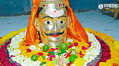 Devotees Throng Beed Temple Linked to Legendary Dream Donation Story