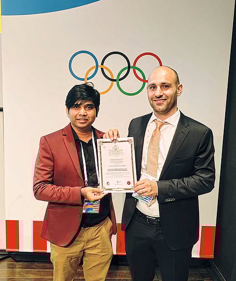 आसू - फिजिओथेरपिस्ट डॉ. रोहन अकोलकर यांची ''वर्ल्ड एक्सलन्स बुक ऑफ रेकॉर्ड्स''मध्ये नोंद