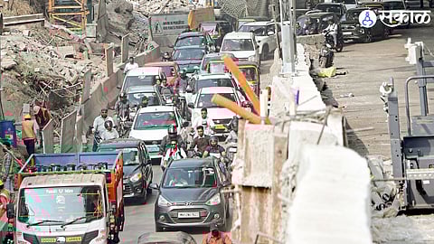 Heavy traffic congestion on Ganeshkhind Road near the university area in Pune.