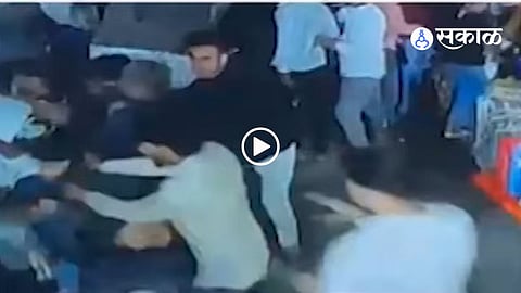 Pune Turns Battleground: Violent Youth Clash on Fergusson College Road Caught on CCTV — Watch Video