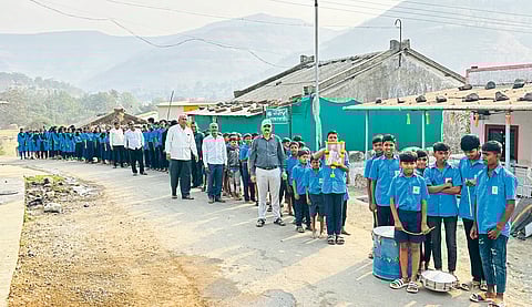 फुलवडे येथील आश्रमशाळेत
गुरू तेग बहादूर यांना अभिवादन